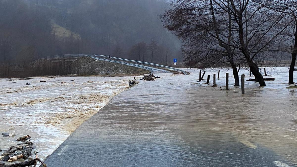 Trafic oprit pe două drumuri naționale din cauza fenomenelor meteorologice