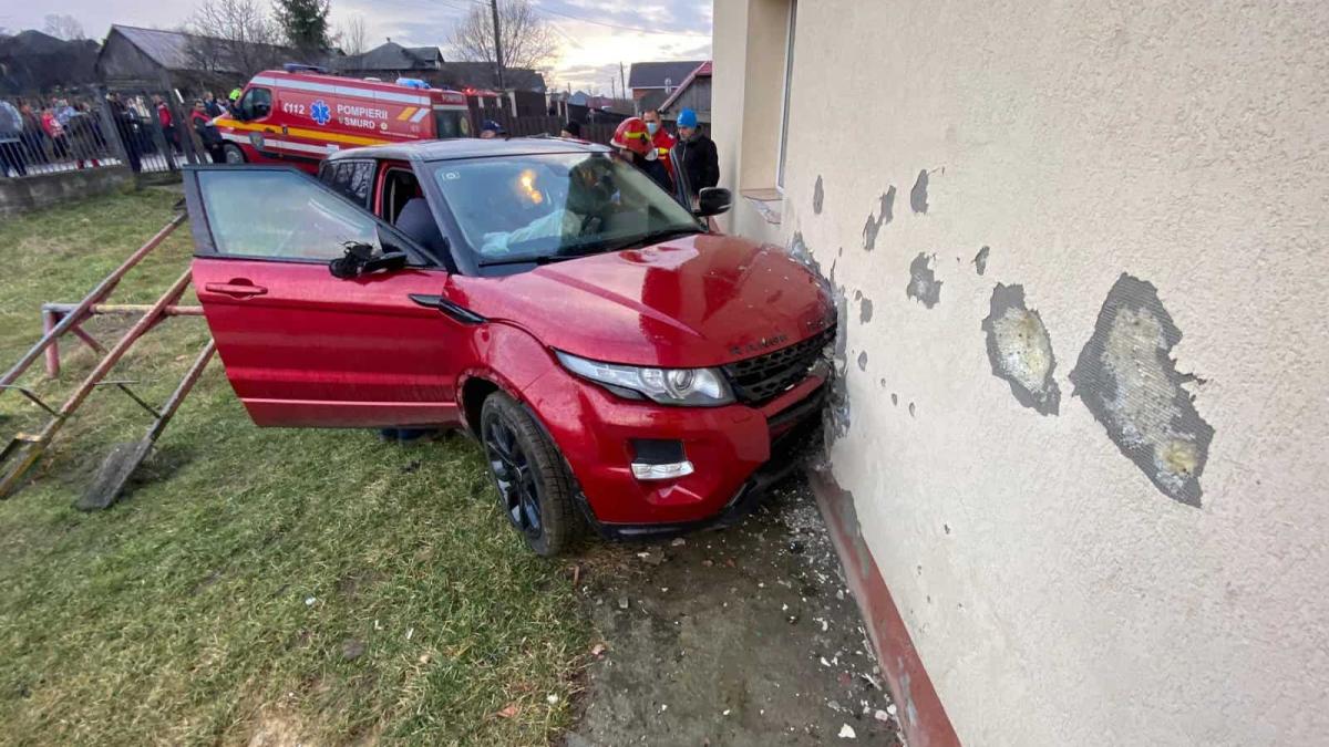 Accident în Bistrița-Năsăud! Cinci copii, loviți de o mașină care a părăsit șoseaua. Șoferul era băut