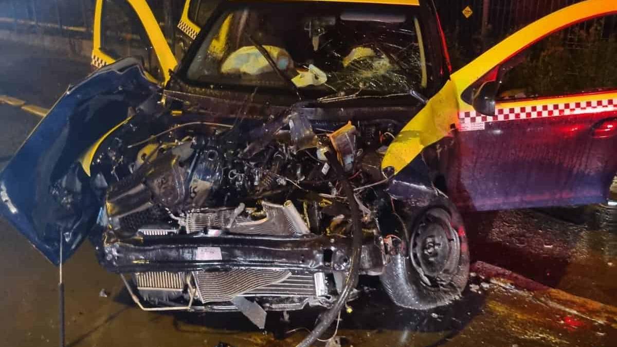 Accident în Curtea de Argeș. Două autoturisme s-au ciocnit. Trei persoane au fost transportate la spital