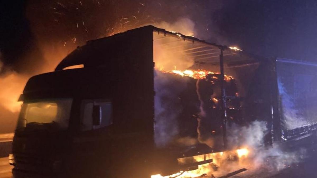 Arde un camion cu deșeuri de carton pe Autostrada A10