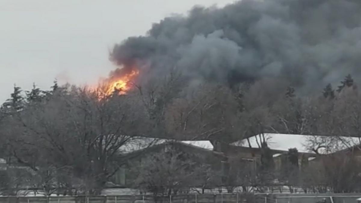 Incendiu de proporții în apropierea Capitalei. A fost emis un mesaj Ro-Alert. Persoane evacuate dintr-un bloc învecinat. Traficul rutier a fost deviat