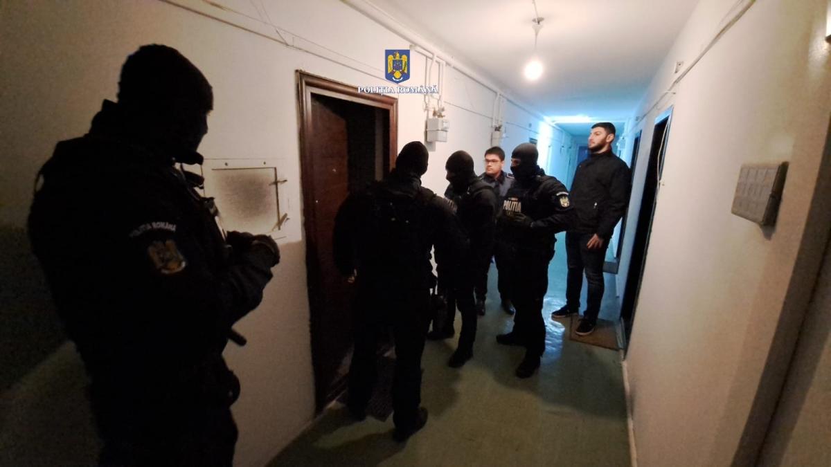 O caseriță de la o sală de jocuri din Deva a fost amenințată cu un cuțit. Hoțul a luat banii din încasări