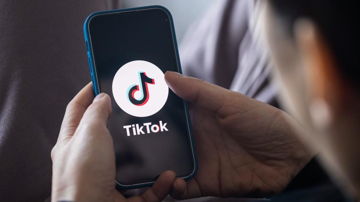 Provocare pe TikTok. Doi adolescenți s-au sufocat reciproc până la moarte