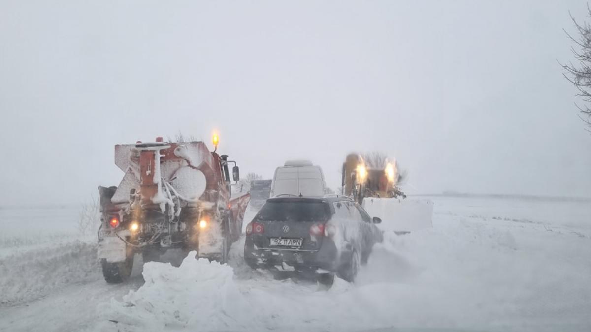  200 de persoane, salvate după ce au rămas blocate în mașini pe DN 2