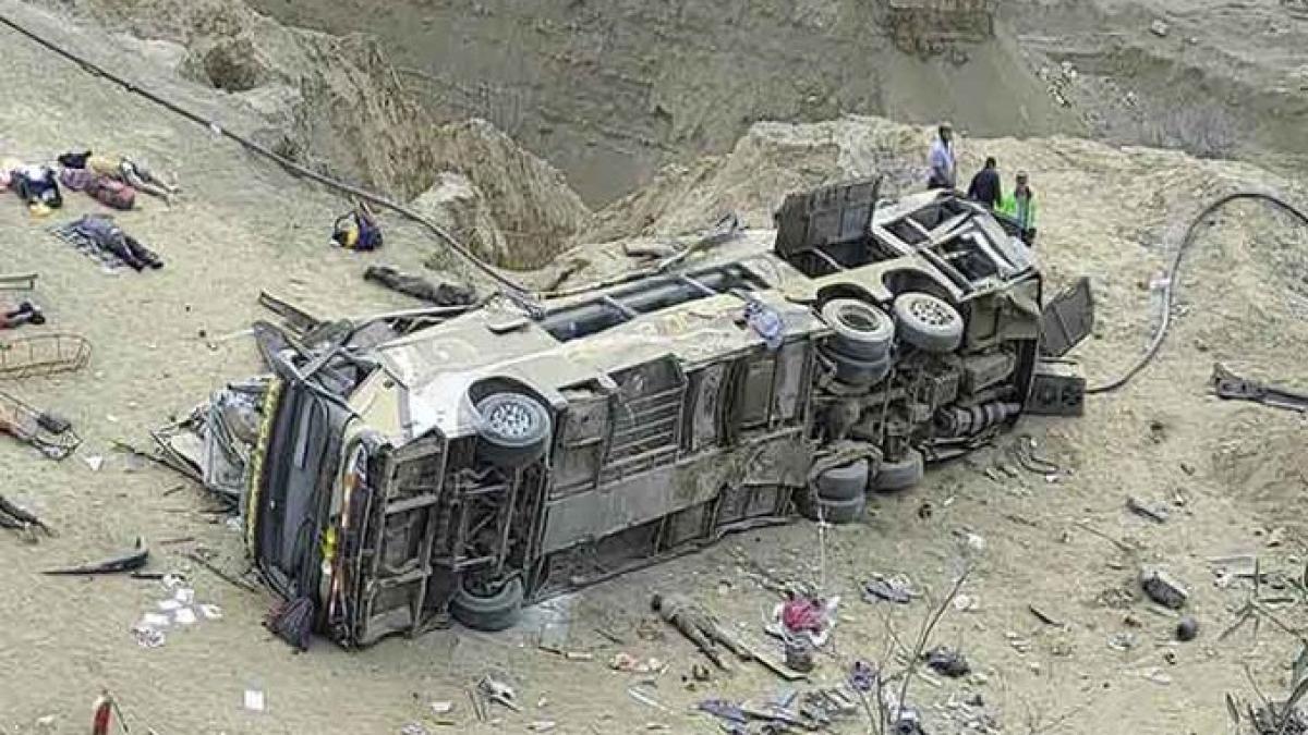 UPDATE Autobuz prăbușit în Peru. Cel puțin 41 de persoane au murit