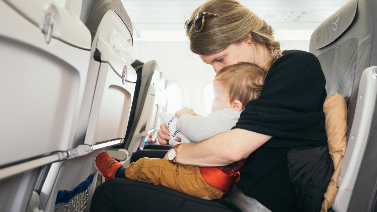 Ce să iei cu tine în avion când călătorești cu bebelușul?