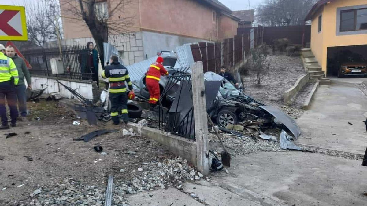 Accident grav pe DN 66 în județul Gorj. Mașină făcută praf după ce a intrat într-un gard. Patru persoane au ajuns la spital