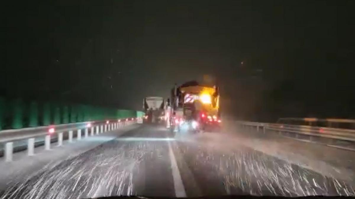 VIDEO Circulația pe autostrada A1 intre Cunța și Boița a fost oprită din cauza viscolului