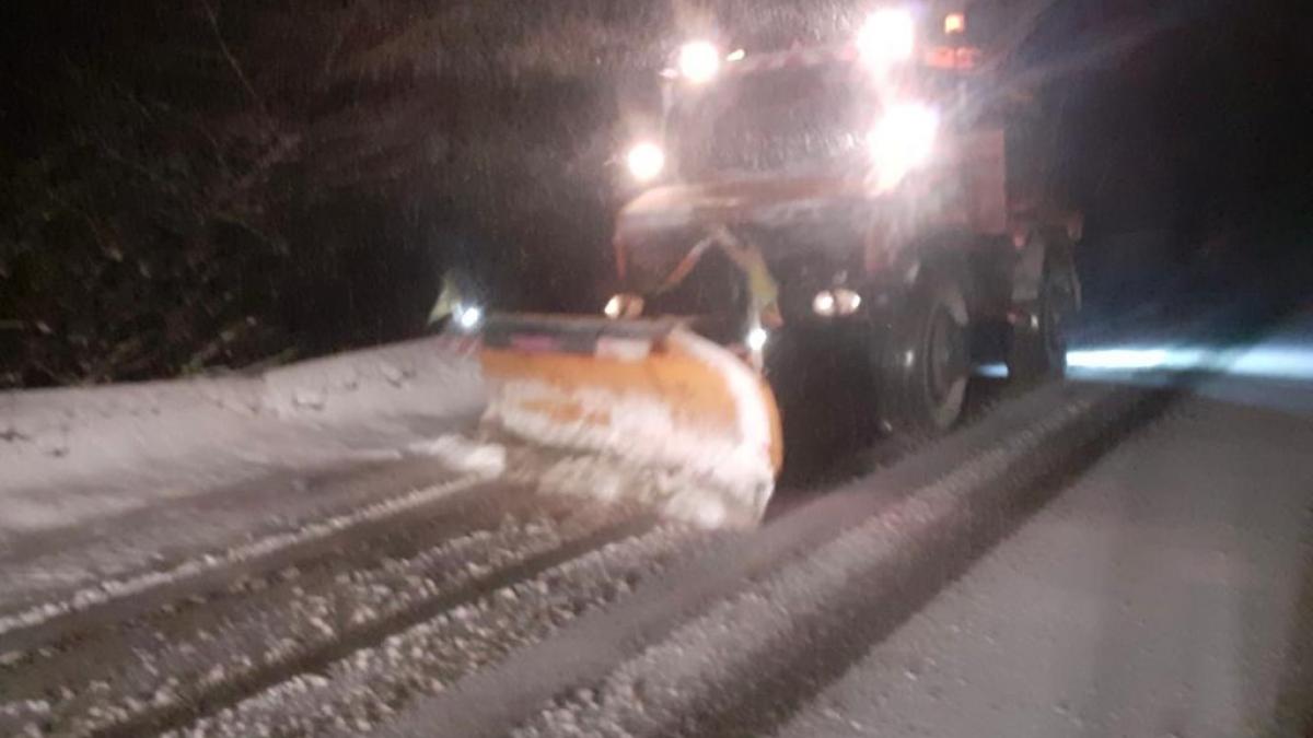 Efectele ninsorii în Bihor: o avalanșă a blocat un drum, sute de case nu au energie electrică