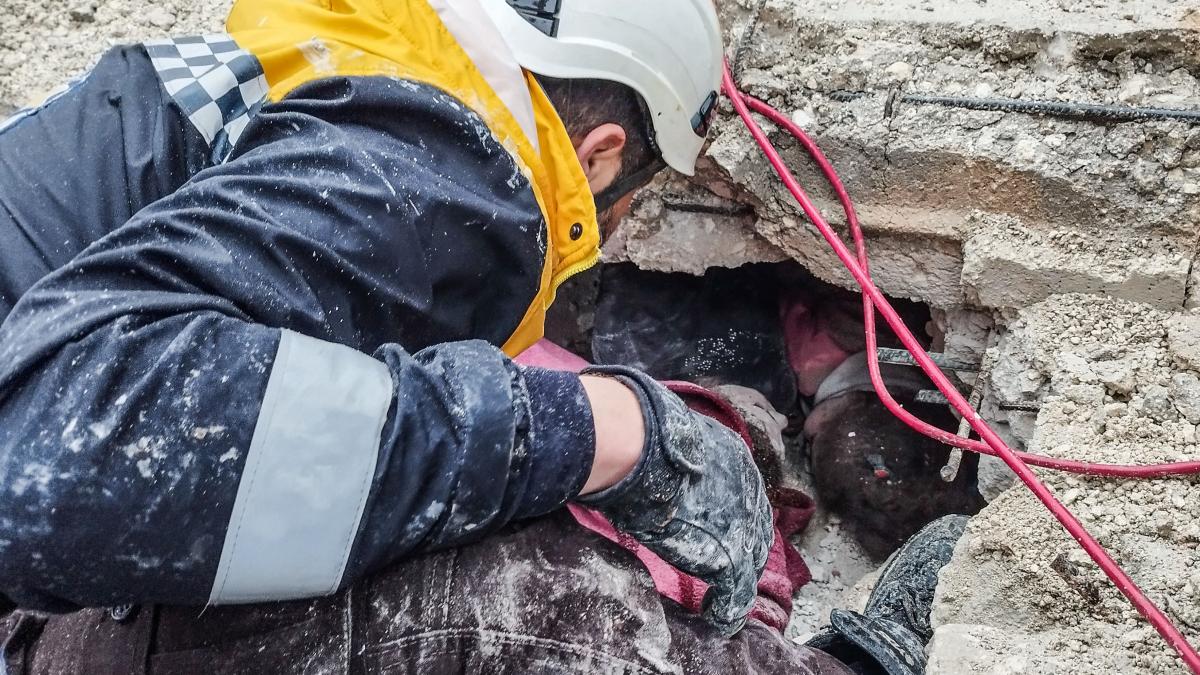 O săptămână de doliu național în Turcia pentru cei 2.700 de morţi și 13.500 de răniți