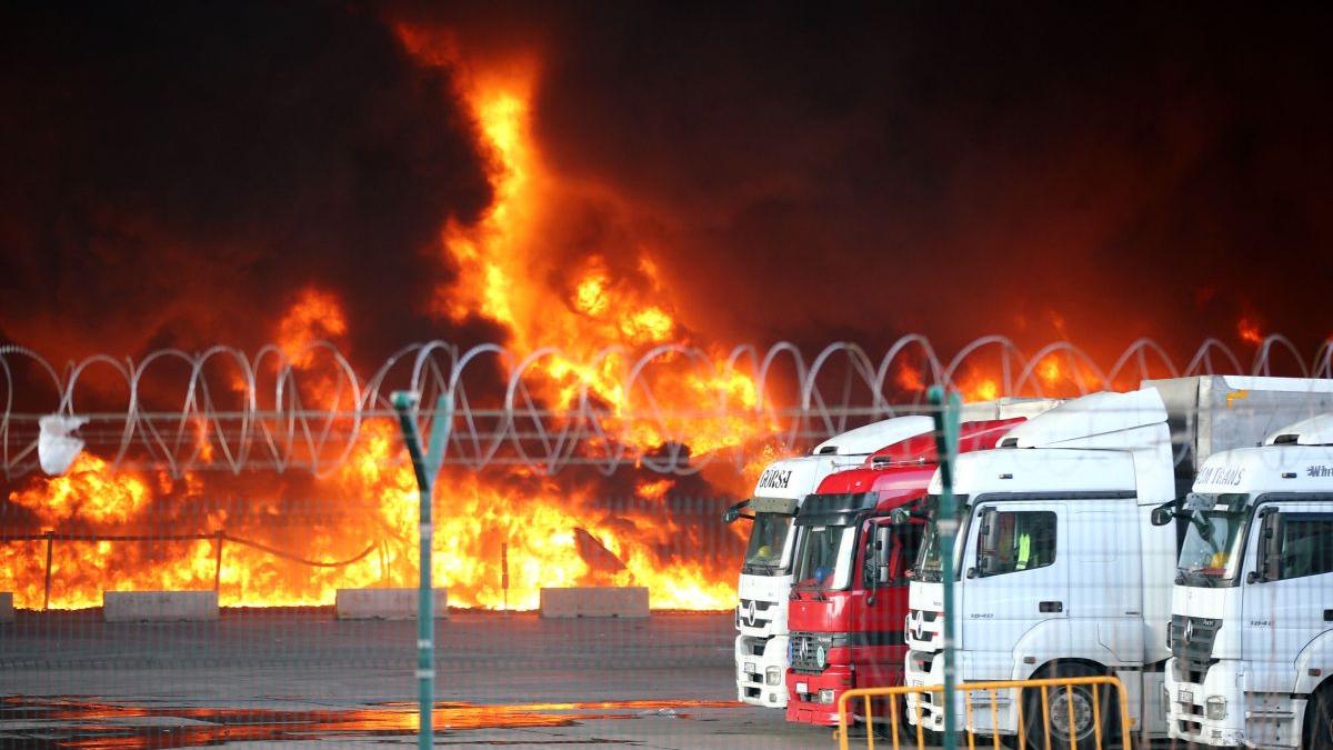 Incendiul uriaș în portul turc Iskenderun provocat de cutremurul de luni nu a fost stins