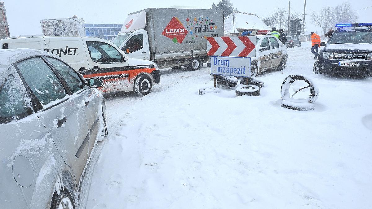 Anunț de ultimă oră pentru șoferi! Viscolul puternic și vizibilitatea redusă închid circulația pe DN 2 între Mărăcineni și Oreavu