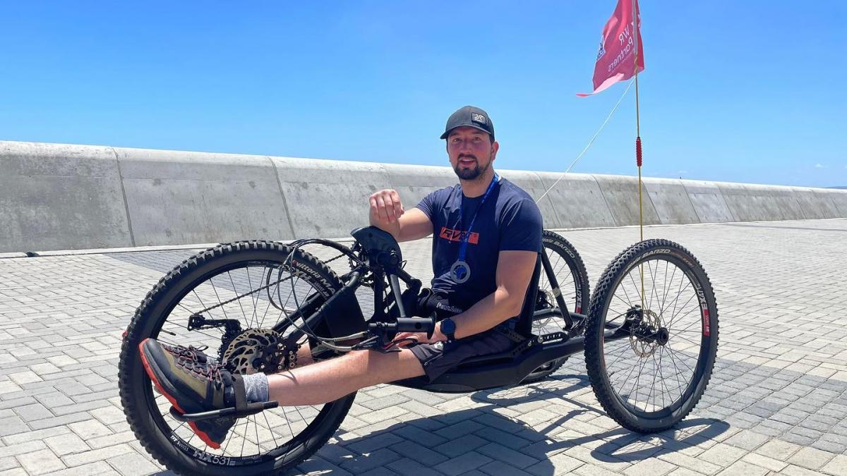 Performanță incredibilă: Un bărbat în scaun cu rotile a participat la șapte maratoane, pe șapte continente, în șapte zile