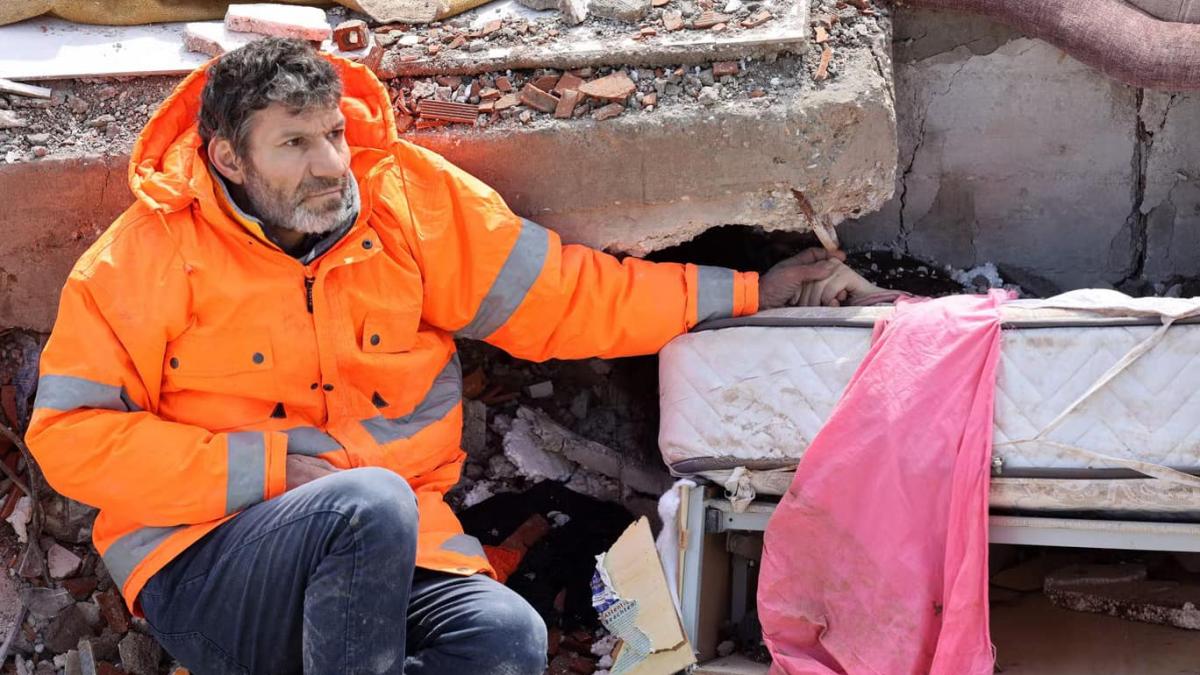 „Pozam și plângeam”: Povestea fotografiei sfâșietoare în care un tată strânge mâna fiicei sale moarte