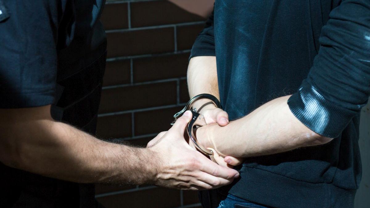 Două femei şi un bărbat, arestaţi pentru trafic de minori, proxenetism şi act sexual cu un minor