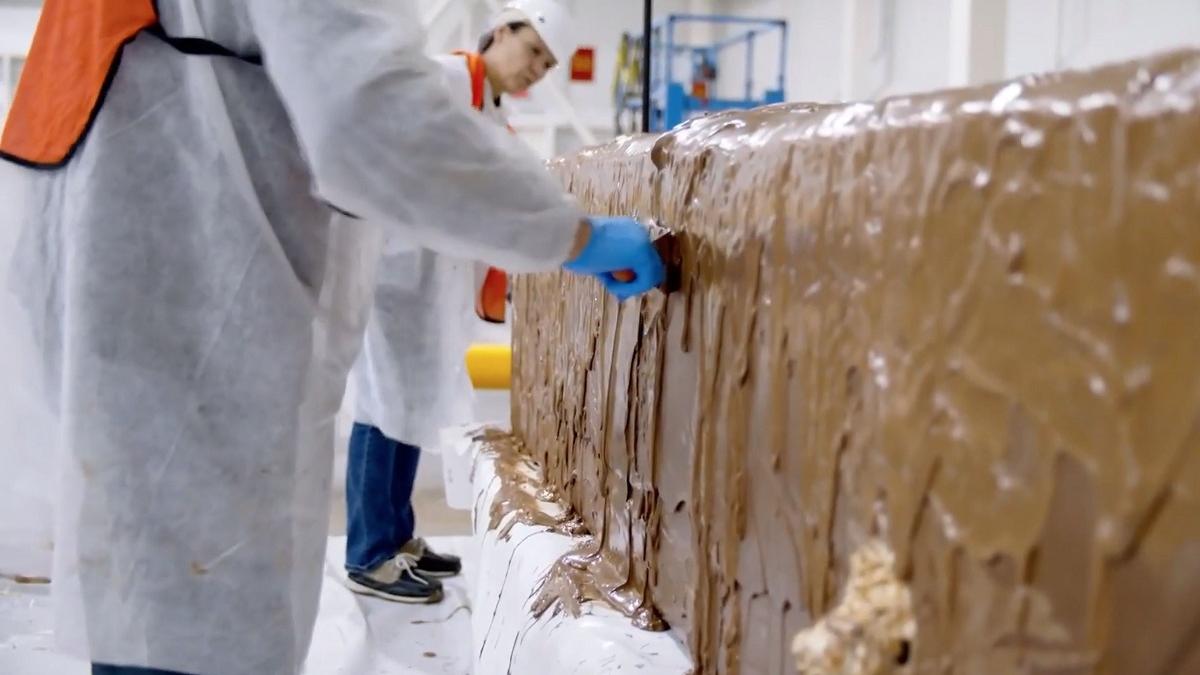 Fabrica Mars Wrigley, amendată după ce doi muncitori au căzut în cuva de ciocolată!