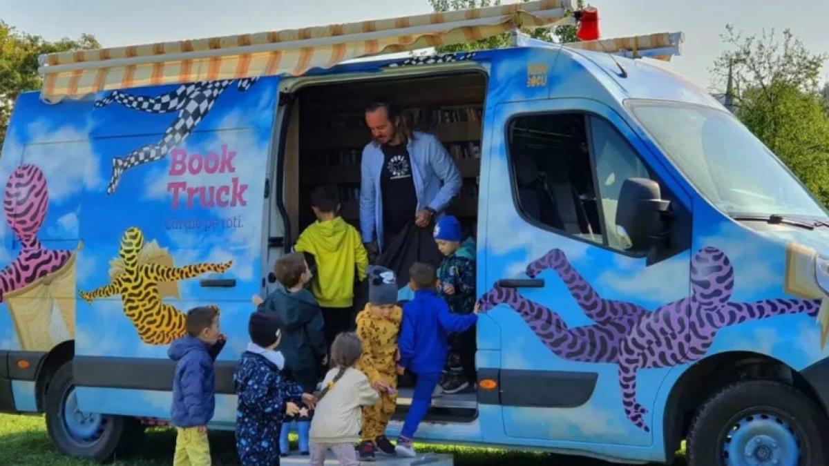 Fondatorul Asociației Culturale „Cărțile pe Față”,Victor Miron, inaugurează cel de-al doilea BookTruck, bibilioteca mobilă pentru copiii de la sate