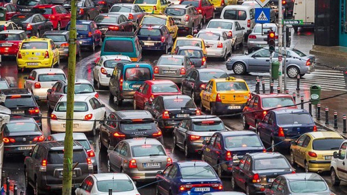 Ai mașină personală? În curând n-o să mai ai! Guvernul ne vrea în tramvai sau pe trotinetă