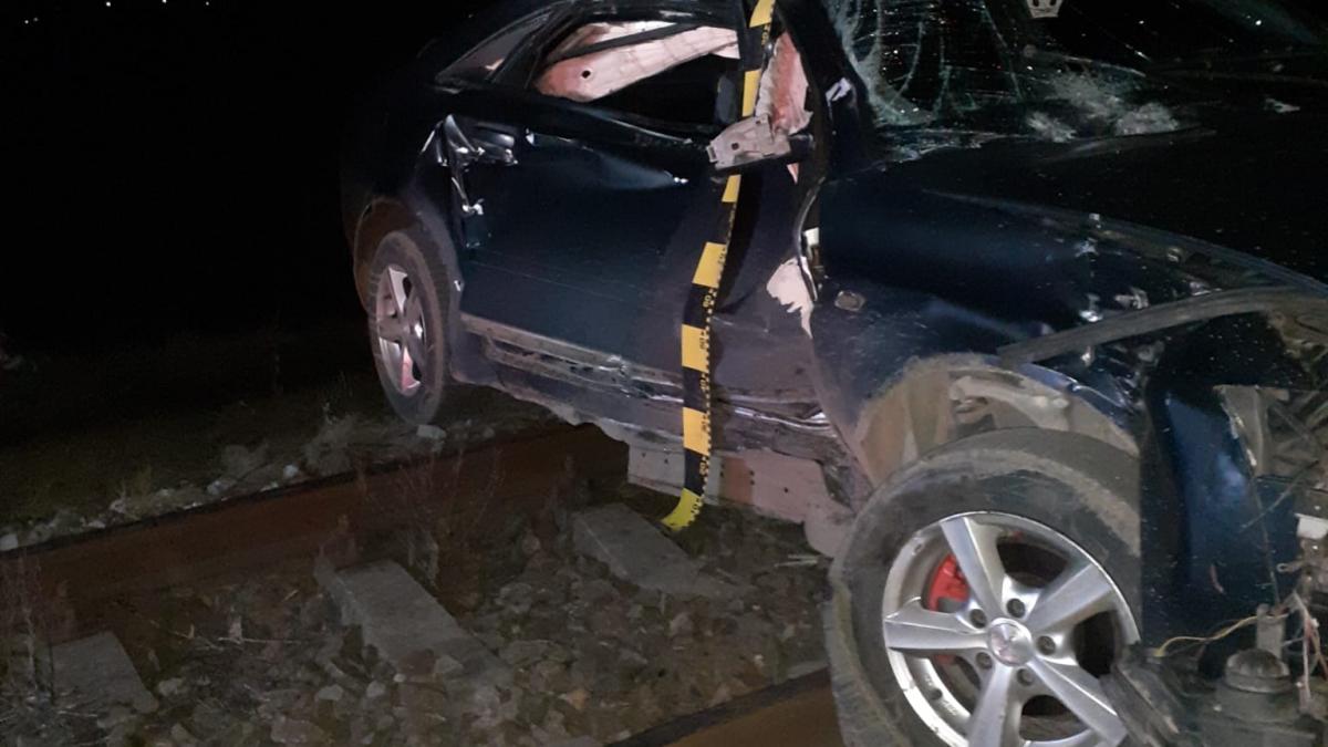 La un pas de tragedie: O mașină condusă de o tânără de 22 de ani a fost lovită în plin de tren 