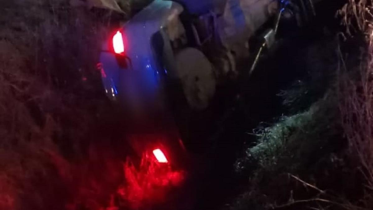Tineri răniți, după ce mașina lor s-a răsturnat într-un șanț adânc 