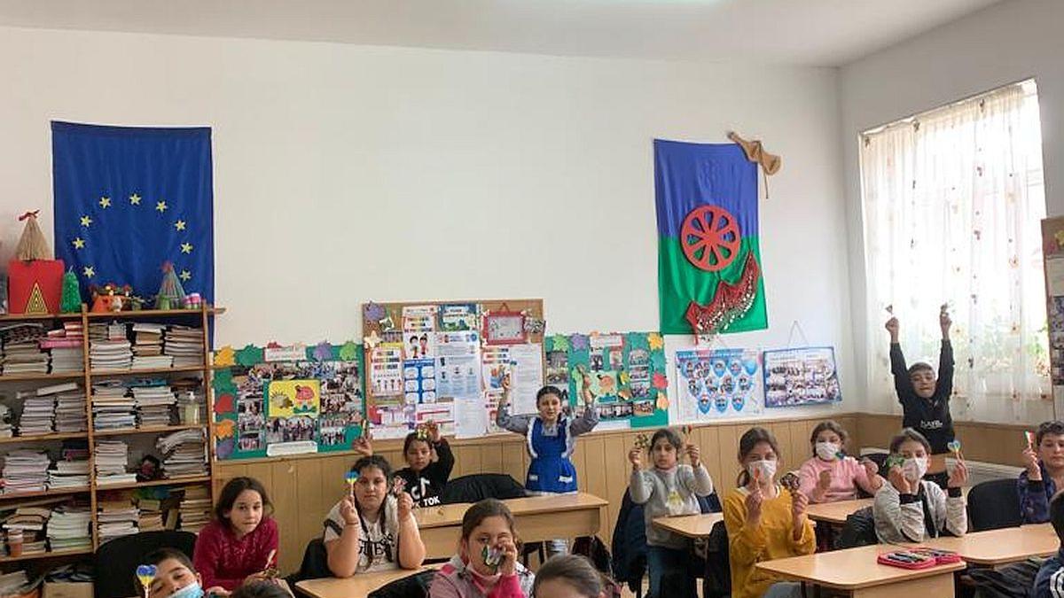 Abandon școlar prevenit cu pixuri și un dulap cu bunătăți