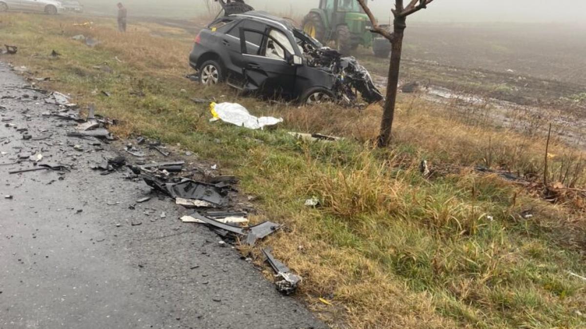 O mașină a intrat într-un stâlp, care a căzut pe autoturism. O femeie a murit