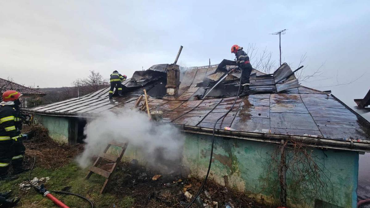 Incendiu puternic în localitatea Comarna din județul Iași. Două persoane au fost scoase carbonizate
