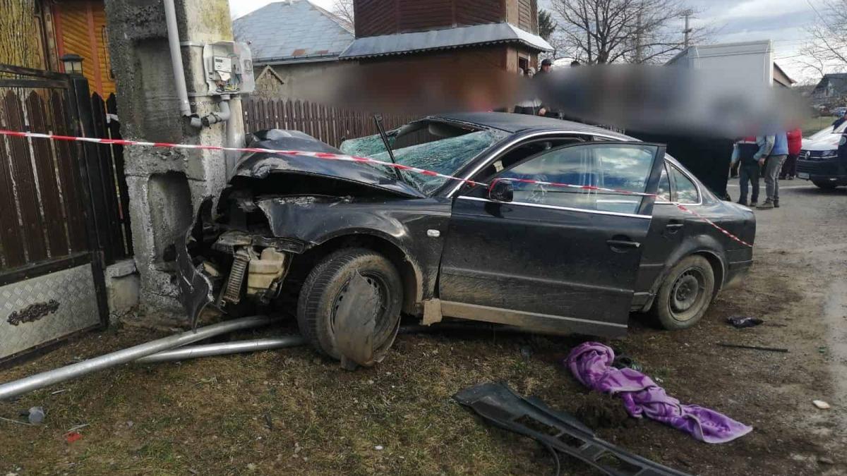 Accident în Suceava. Un autoturism care a intrat într-un stâlp de curent. Cinci persoane au fost rănite