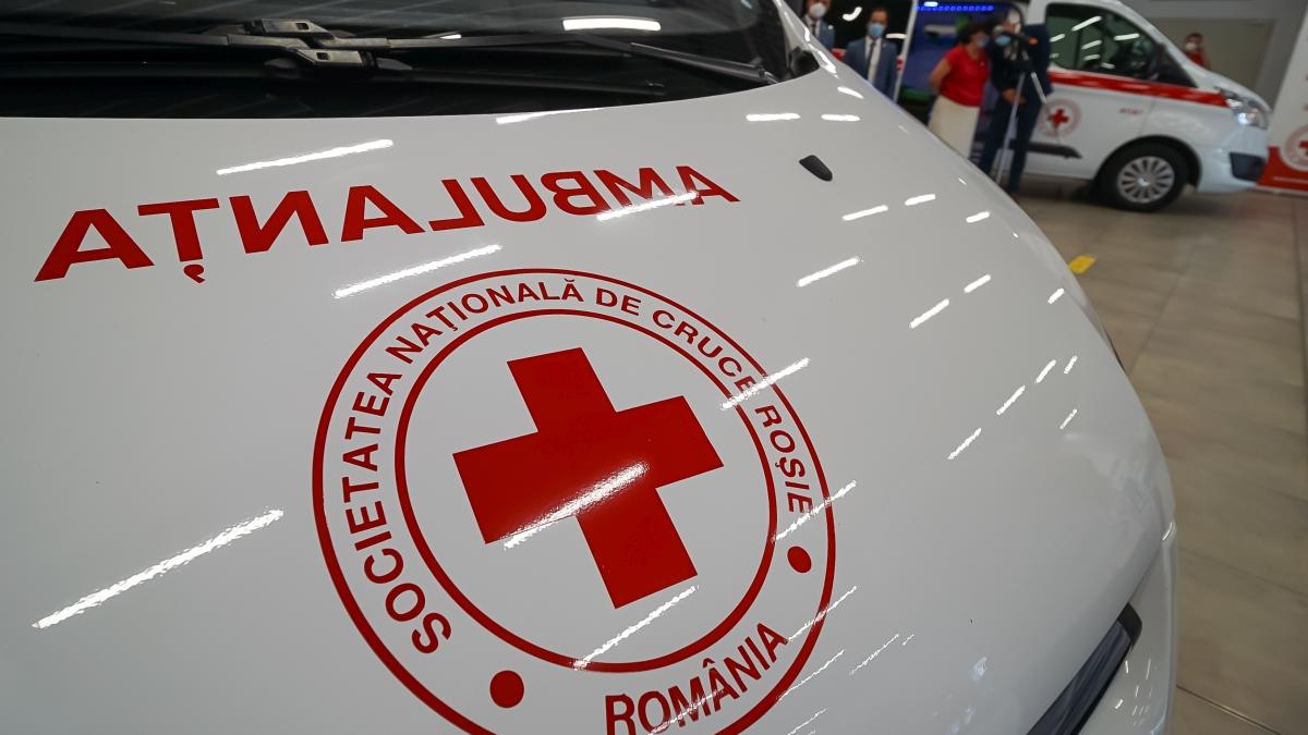 Fată de 13 ani lovită în cap de o tablă despinsă de pe un bloc