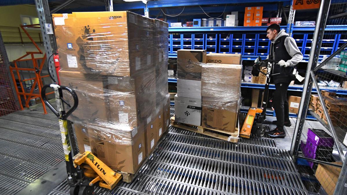 Războiul din Ucraina a transformat Kîrgîzstanul într-o forţă comercială: De îndată ce sunt descărcate aici sunt duse imediat în Rusia