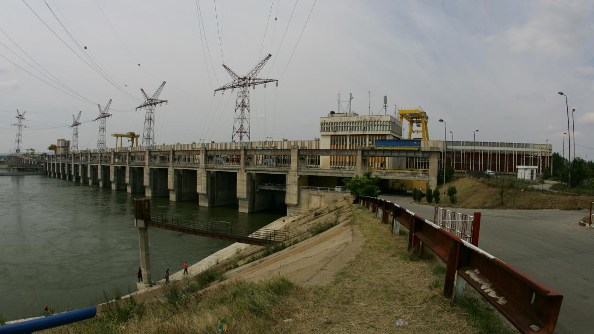 Hidroelectrica: apa curge,  investițiile stau