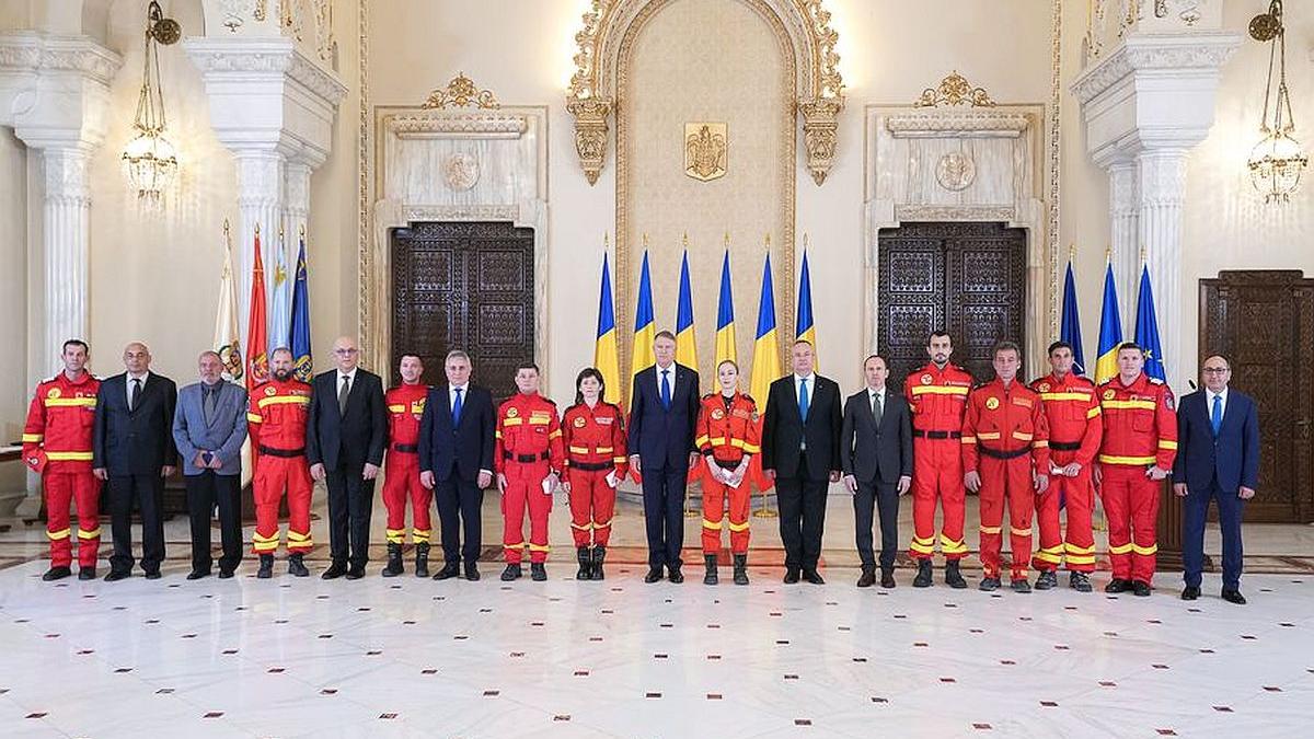 Salvatorii români care au fost în Turcia, decorați la Palatul Cotroceni