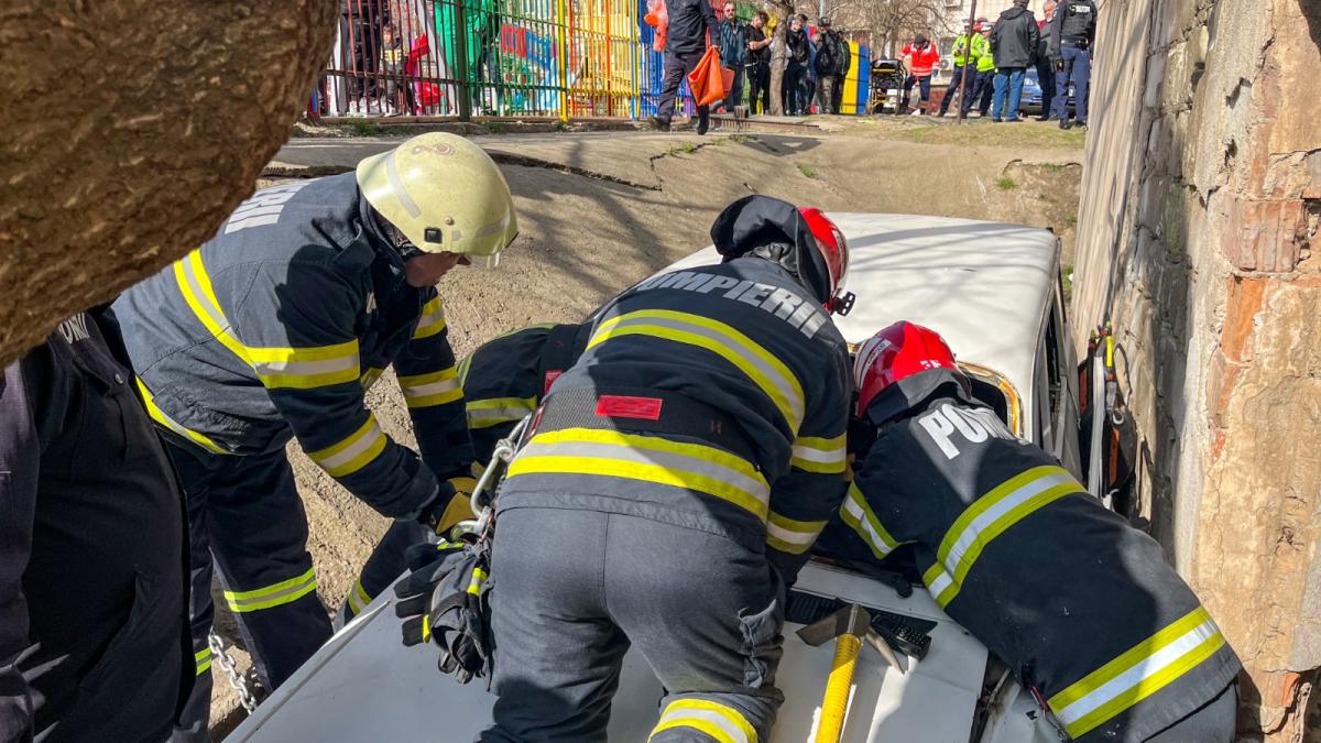 Accident ciudat la Tulcea. O mașină a intrat într-o clădire a unei centrale termice