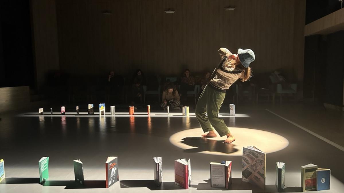 „Flori, pietre și alți demoni” – un performance colectiv AREAL, născut dintr-o călătorie în inconştientul creatorilor săi, în premieră la TEATRELLI