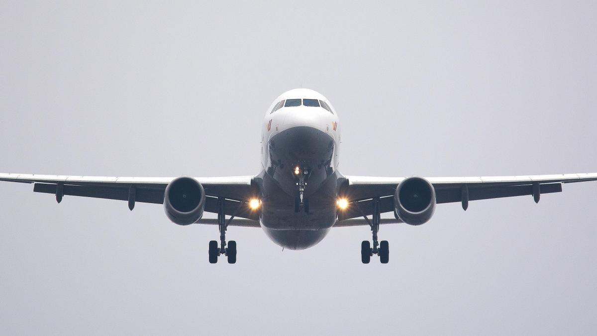 Zboruri directe spre Litoral din mai multe orașe. Durata călătoriei și programul curselor aeriene