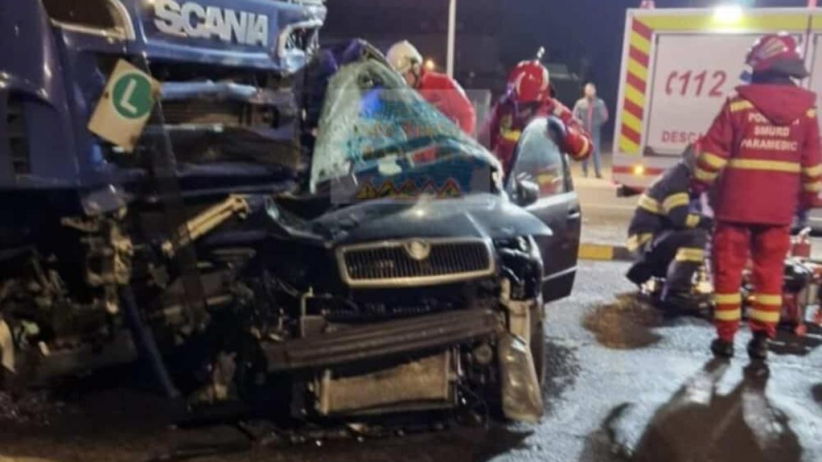 Accident teribil în Brașov. Ciocnire între un TIR și un autoturism. Un tânăr de 22 de ani a murit