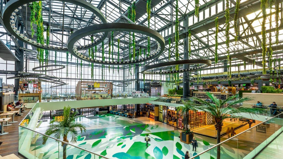 Românii fac peste 32 milioane de vizite la mall în fiecare lună. Generaţia Millennials este prima în topul vizitatorilor