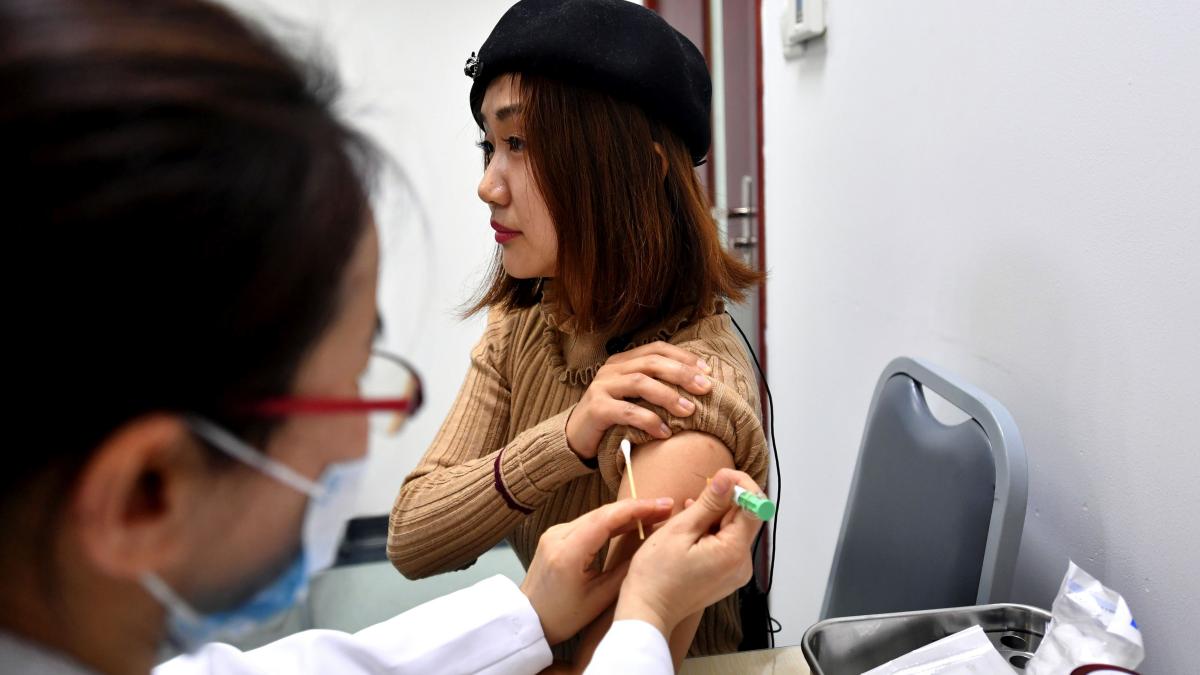 România, primul loc în UE la cancerul de col uterin. Vaccinul HPV ar putea fi compensat la femei