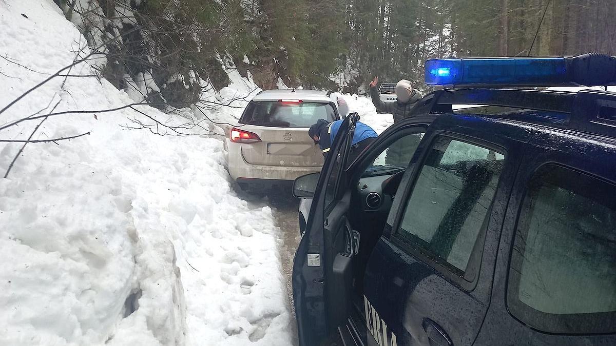 Două turiste și o fetiță de 6 ani, blocate în zăpadă, în Munții Apuseni