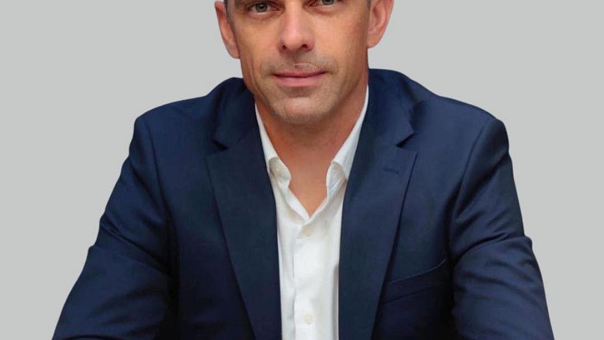 SNST îl acuză pe Eduard Novak de premierea tatălui său cu 112.000 euro. Reacția ministrului