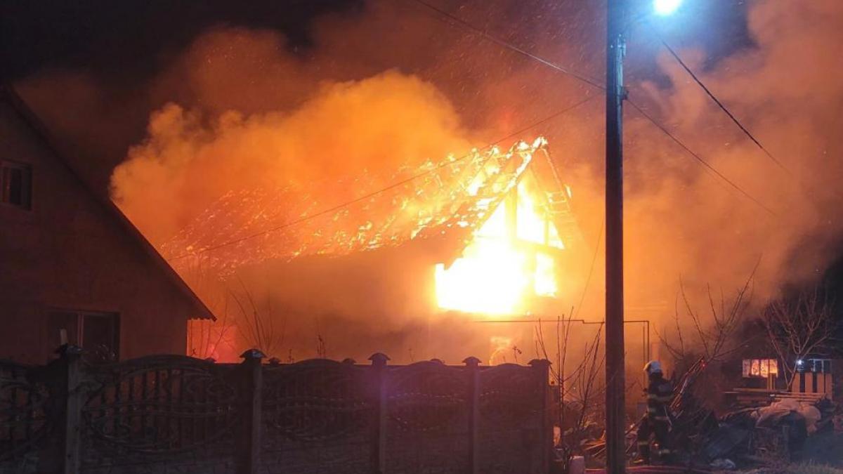 Incendiu violent la o locuință din Sântion! Un bărbat a suferit arsuri la cap