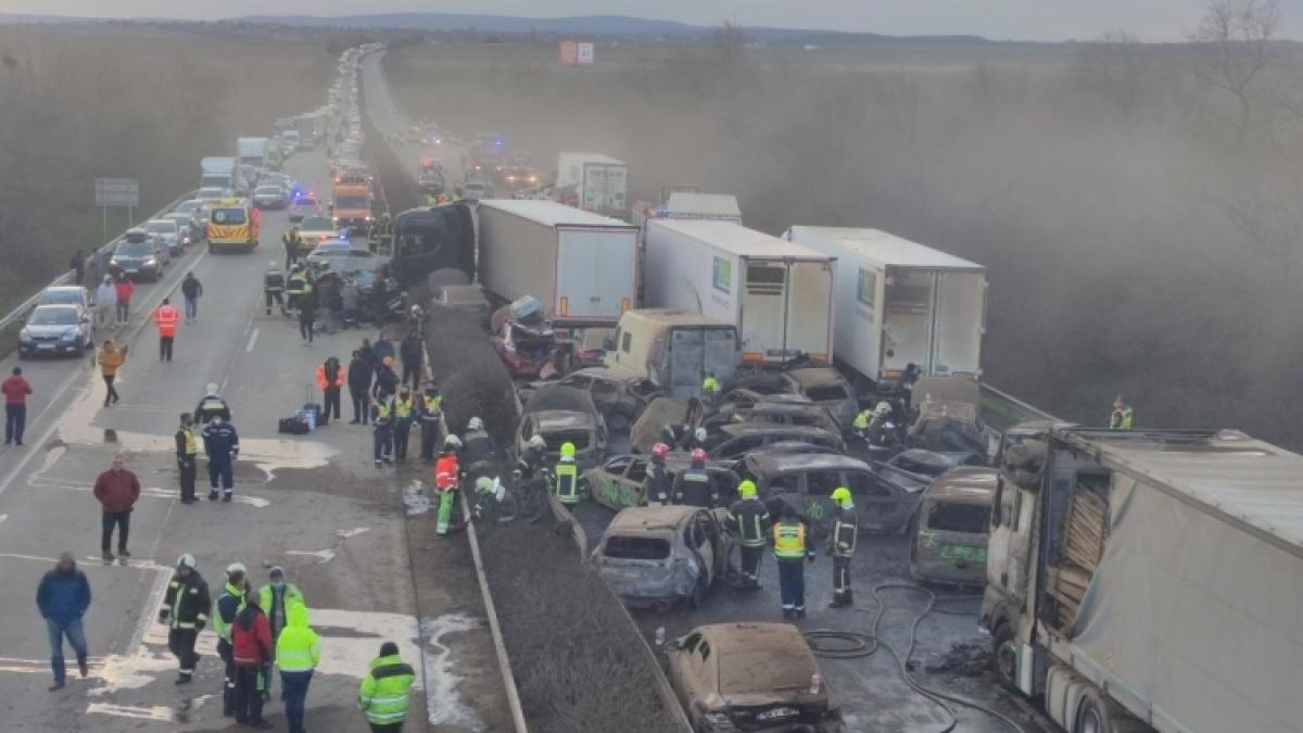  Trei români implicați în carambolul groaznic din Ungaria. Unul este grav rănit