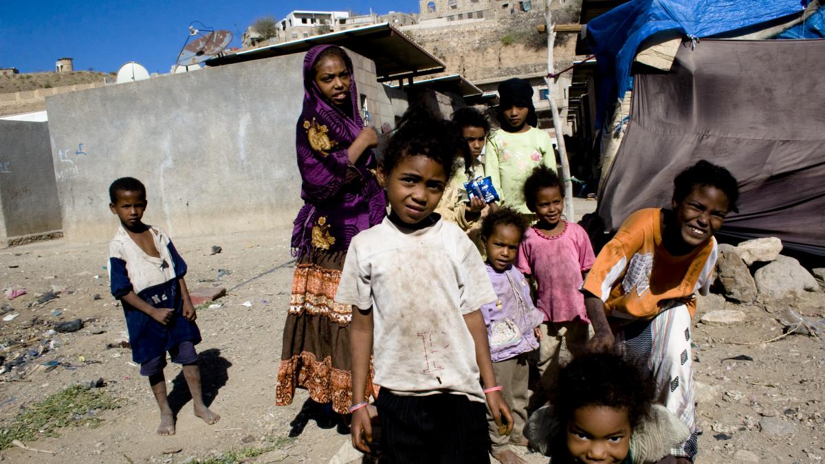 Trei copii din India își riscă viața pentru a merge la școală