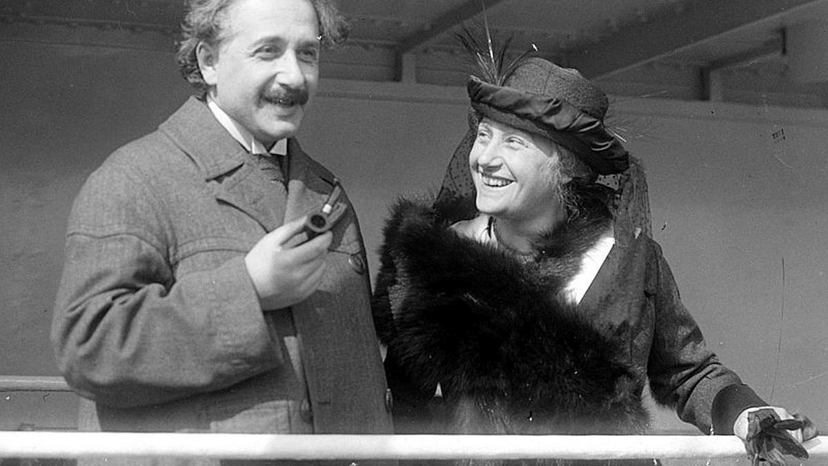 Einstein, fizicianul cu o șosetă roșie și una albastră