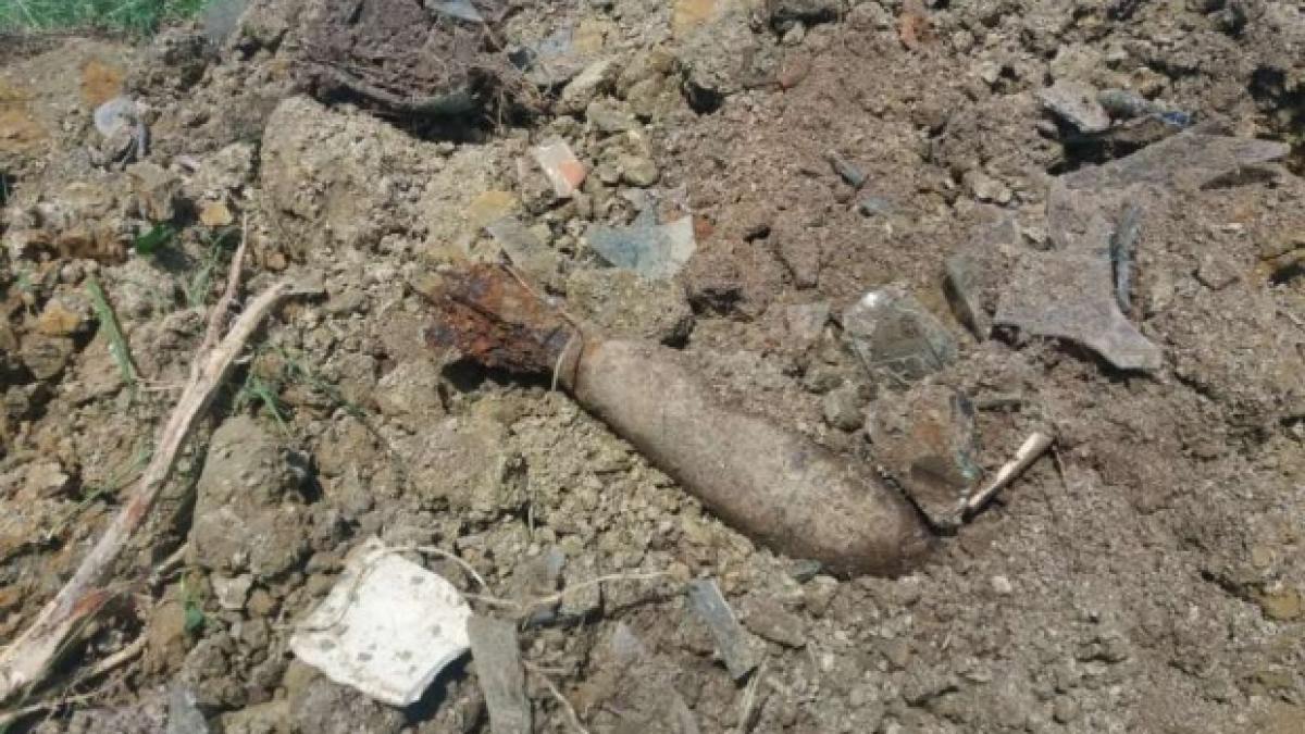 Proiectil exploziv de 75 mm, găsit în timpul lucrărilor la un pod, în Botoșani