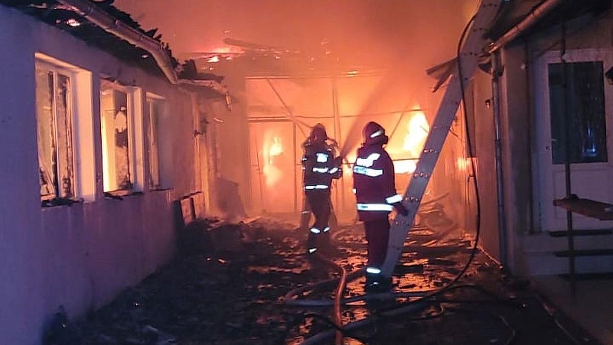 Incendiu puternic în Alba. Ard generalizat două locuințe, cu posibilitate de extindere la a treia