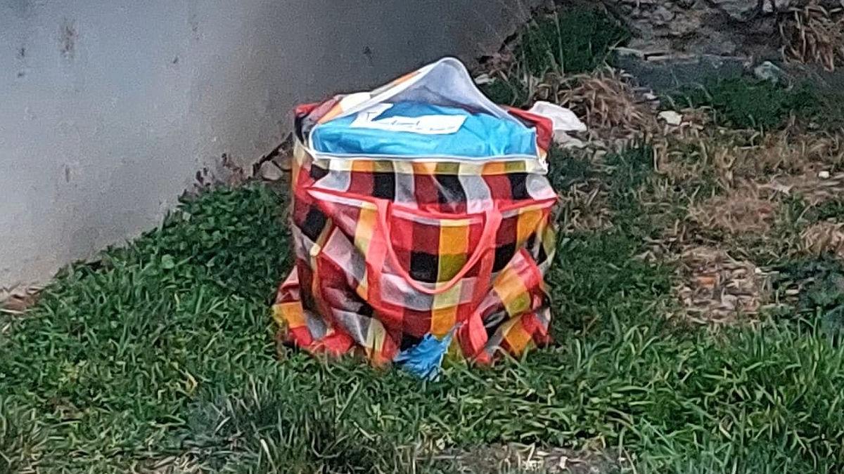Cutie suspectă abandonată în spatele unui bloc din Sibiu. Zona a fost izolată