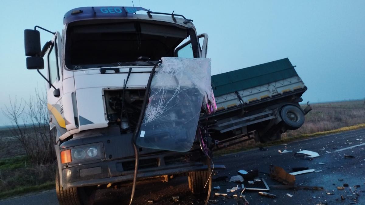 Accident cumplit între două TIR-uri în Arad. Unul dintre șoferi a rămas încarcerat. Altă victimă în stare gravă
