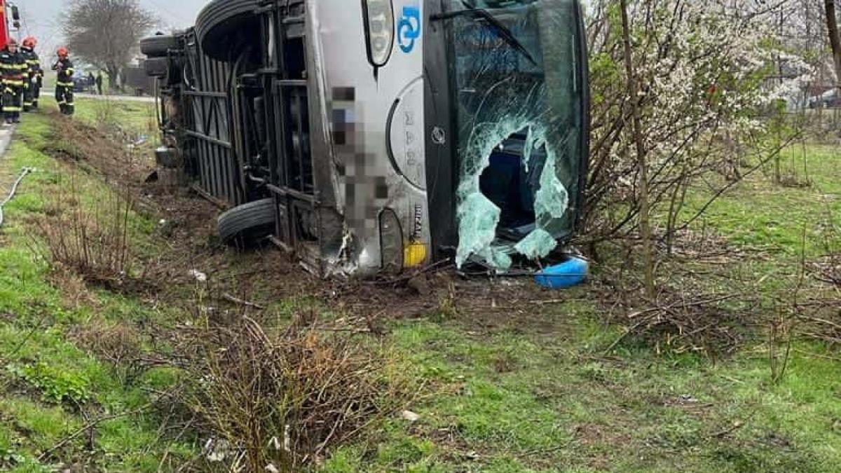 Accident grav în Ialomița. Un autocar cu 41 de pasageri s-a răsturnat într-un șanț