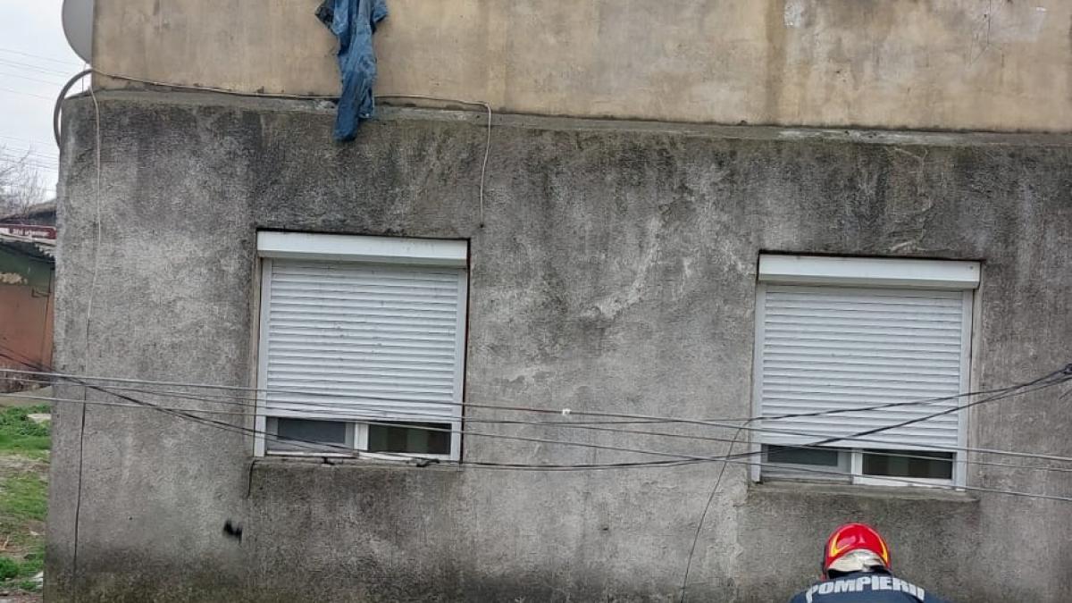 Foc într-un bloc din Măcin! Incendiul a izbucnit de la o țigară